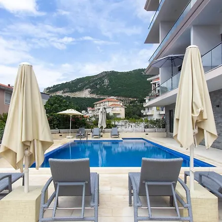 Apartment Royal Pool Elia Residnece